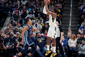  贝恩三分箭如雨下，灰熊外线发威主场大胜掘金